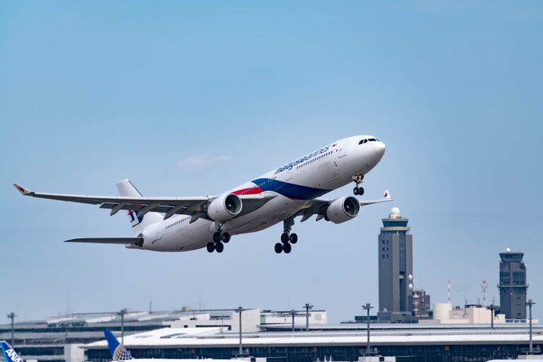 成田空港に駐機するマレーシア航空のエアバスA330-323型機（登録記号9M-MTG）