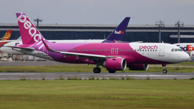 成田空港で駐機するピーチ・アビエーションのエアバスA320neo（機体記号JA203P）