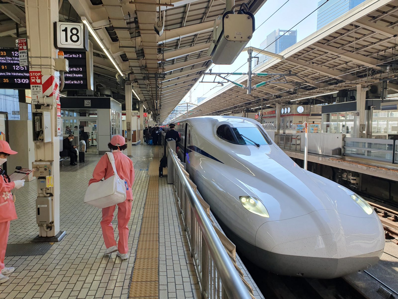 旅行を経費にできるボーダーラインとは?経理目線で本気で調べた 1 東京駅の新幹線ホームに停車するN700S