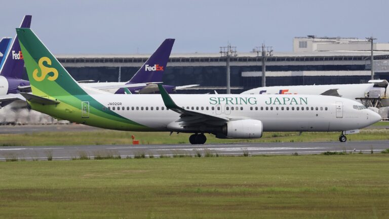 成田国際空港に駐機するスプリング・ジャパンのボーイング737-800型機(JA02GR)