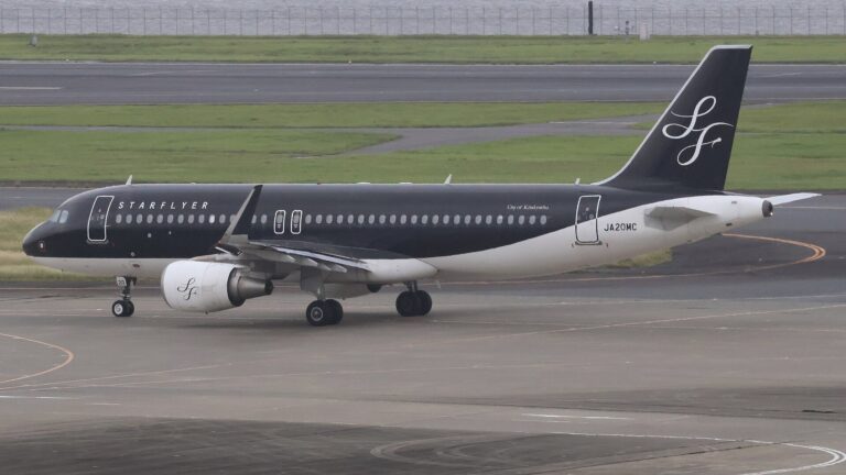 羽田空港で駐機するスターフライヤーのエアバスA320型機(JA20MC)