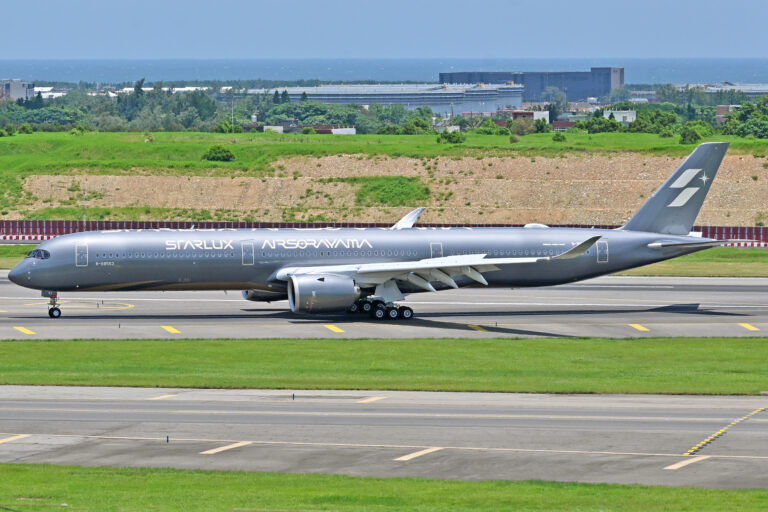 台北桃園空港で駐機するスターラックス航空のエアバスA350-1000型機