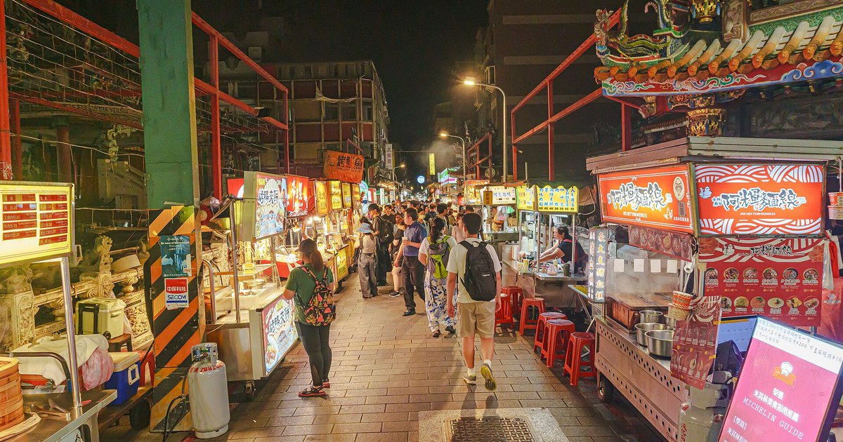 台湾週末2泊3日モデルコース|台北・九份・十分満喫の旅 1 台北の夜市の通りに並ぶ屋台と人の流れ