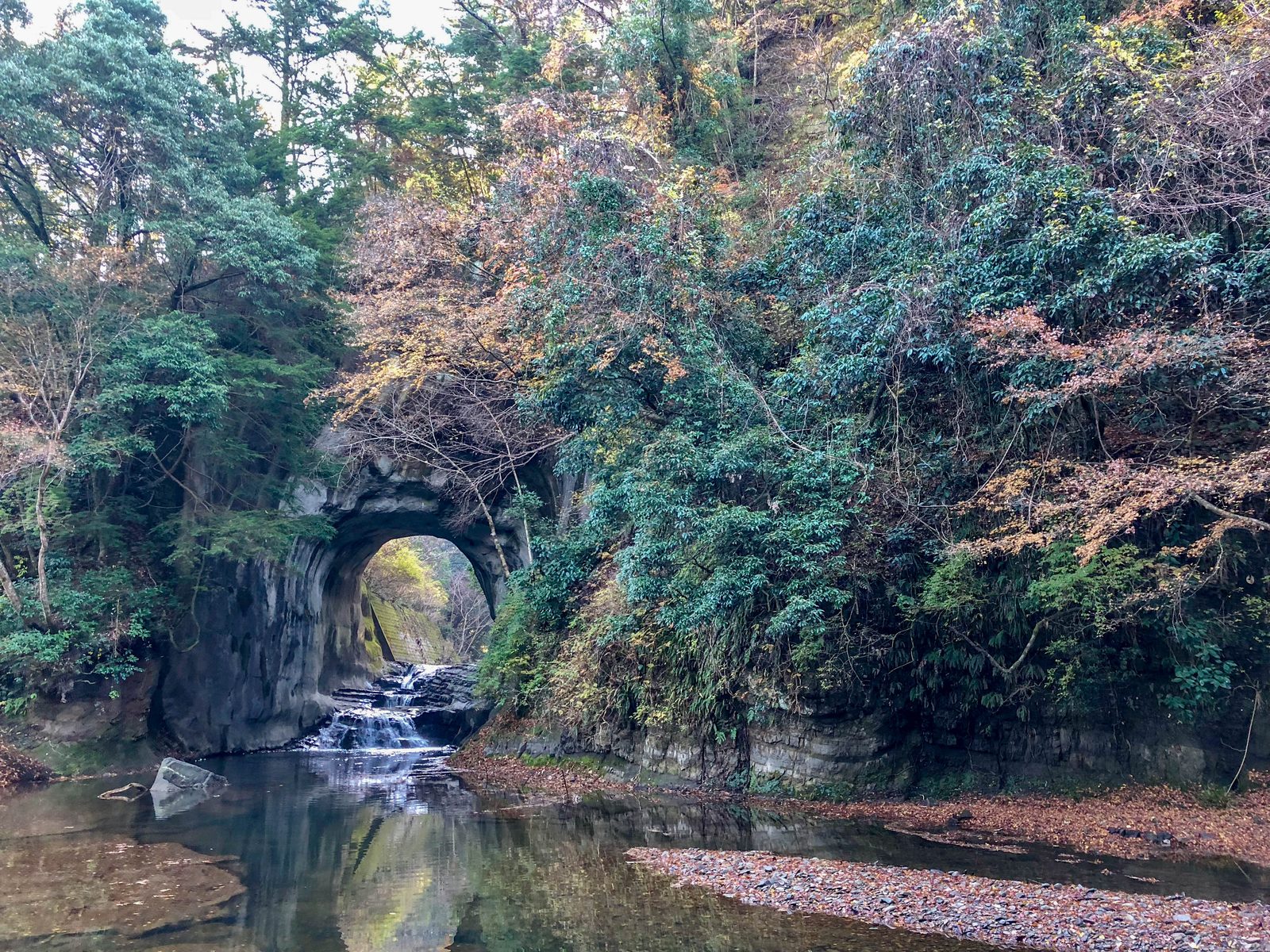 東京発日帰り絶景旅ガイド|週末に行ける自然満喫のドライブ&鉄道スポット 1 千葉県君津市の亀岩の洞窟(濃溝の滝)。洞窟に差し込む光が水面に映る