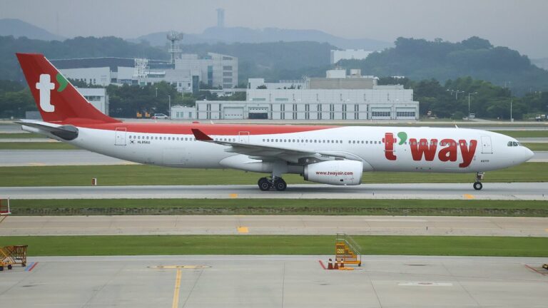 仁川国際空港の誘導路を走行するティーウェイ航空のエアバスA330-300型機（機体記号HL8560）