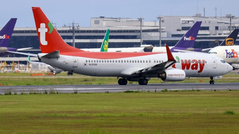 成田空港を離陸するティーウェイ航空のボーイング737-8AS(HL8306)。成田発大邱行きTW252便