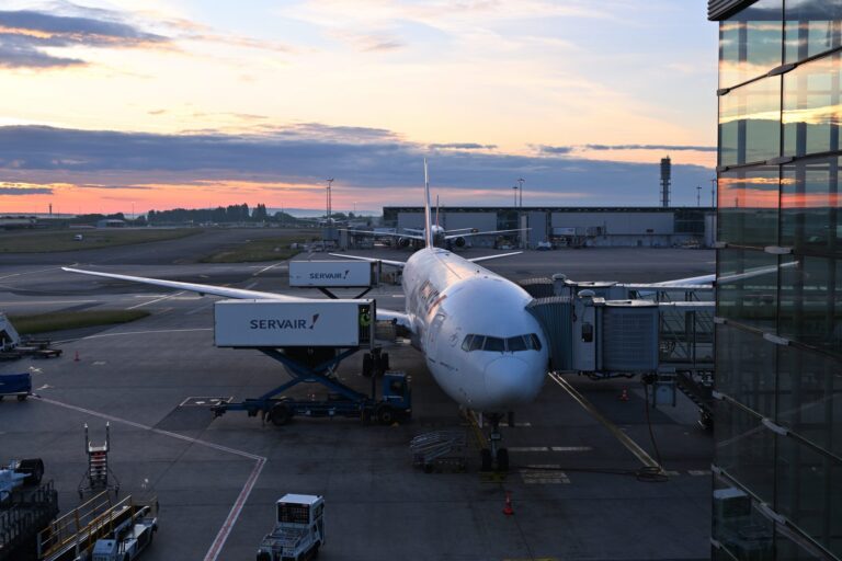 朝焼けのパリ・シャルルドゴール空港で搭乗橋に着けられたエールフランスのボーイング777-300ER