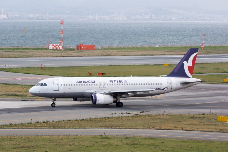 関西国際空港を出発するマカオ航空のエアバスA320-232型機(登録記号B-MAX)