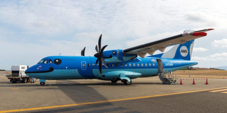 天草空港に駐機する天草エアラインのATR42-600型機 JA01AM「みぞか号」