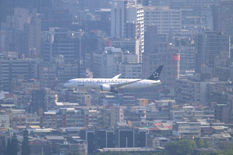台北松山空港に進入する全日本空輸のボーイング787-9型機(登録記号JA899A・スターアライアンス塗装)