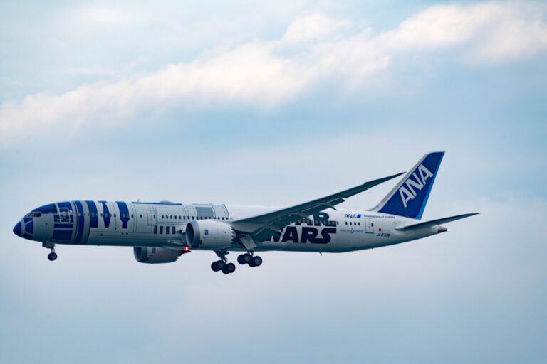 羽田空港を離陸する全日本空輸のボーイング787-9型機