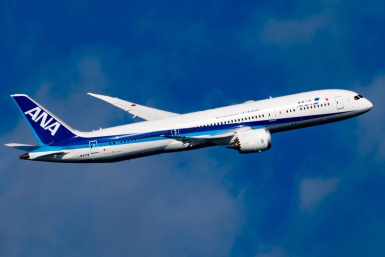 羽田空港をタキシングする全日本空輸のボーイング787-9型機