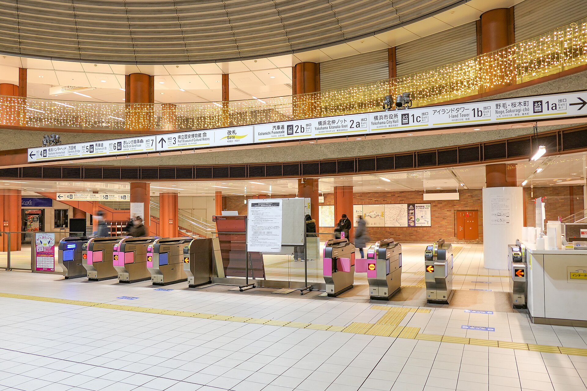 みなとみらい線馬車道駅の改札と、出口の案内板