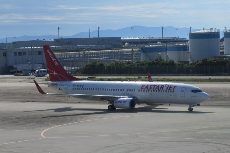 関西国際空港の誘導路を進むイースター航空のボーイング737-800(HL8036)