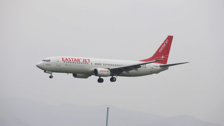着陸態勢に入るイースター航空のボーイング737-800(HL8023)