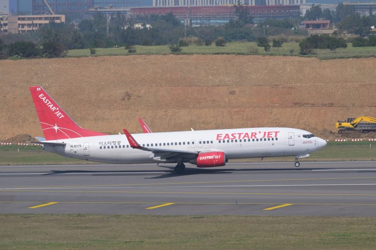 桃園空港の滑走路を走るイースター航空のボーイング737-800(HL8375)
