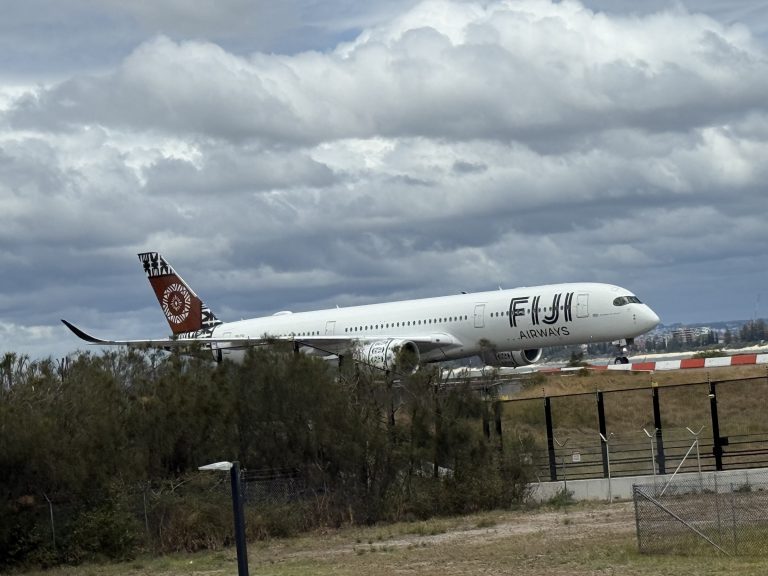 シドニー空港を地上走行するフィジー・エアウェイズのエアバスA350-900(DQ-FAI)