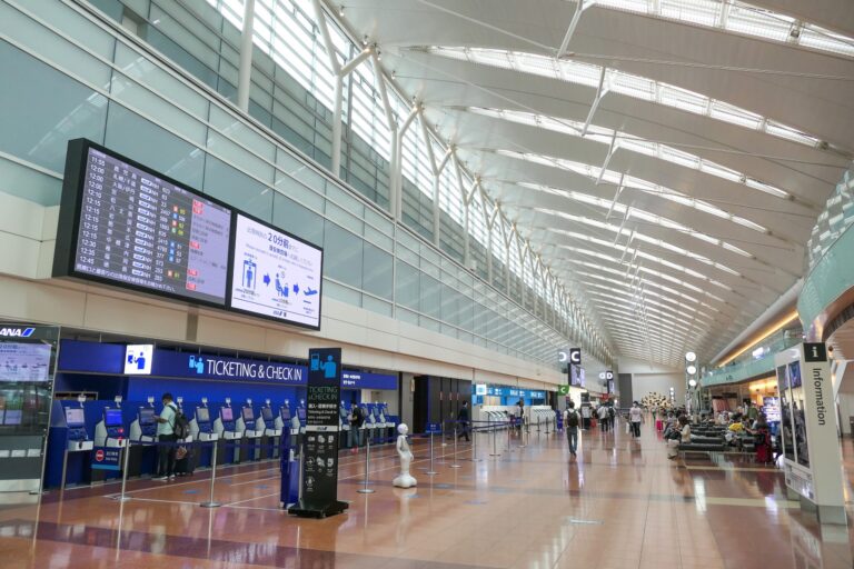 羽田空港第2ターミナルの出発ロビー。ANAのチェックイン機が並び、上部に国内線の出発案内板がある