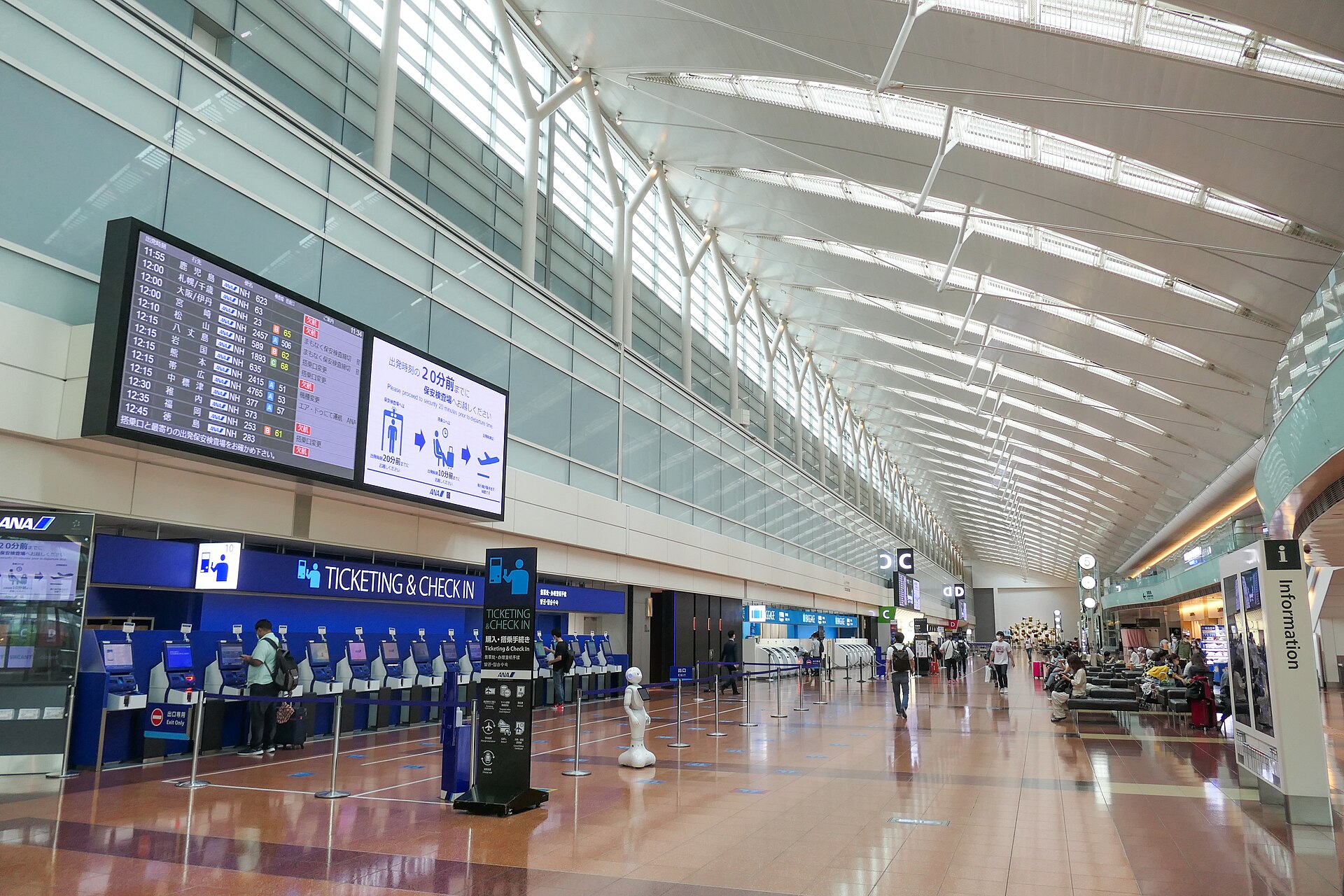 羽田国内線の預け荷物締切は出発30分前|ANA・JALの変更点 1 羽田空港第2ターミナル国内線出発ロビーのANAのチェックインカウンター