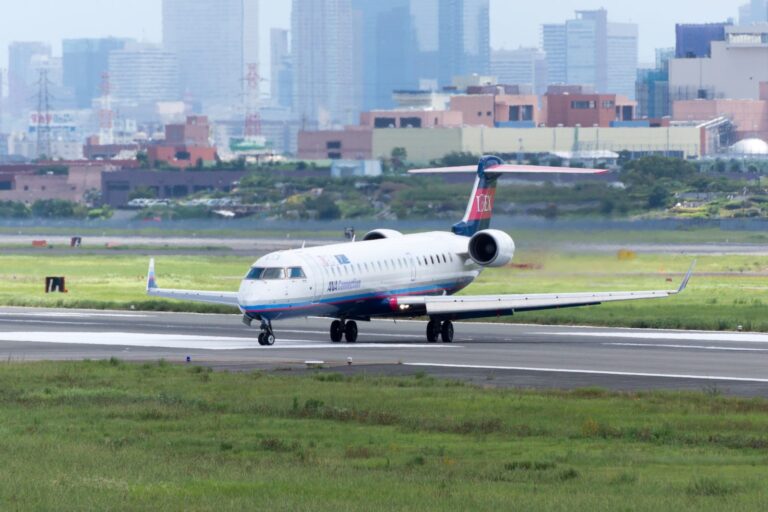 大阪国際空港（伊丹）の滑走路を走るアイベックスエアラインズのCRJ-700型機（機体記号JA05RJ）