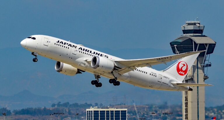 離陸上昇する日本航空のボーイング787-8型機（登録記号JA827J）