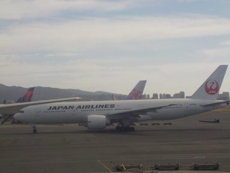 ホノルル空港の駐機場に止まる日本航空のボーイング777-200ER(JA703J)