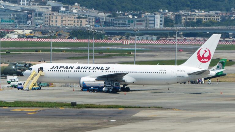 台北松山空港の駐機場で給油を受ける日本航空のボーイング767-300ER(JA654J)