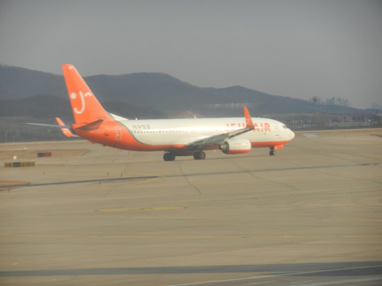 滑走路を走るチェジュ航空のボーイング737-800(HL8234)