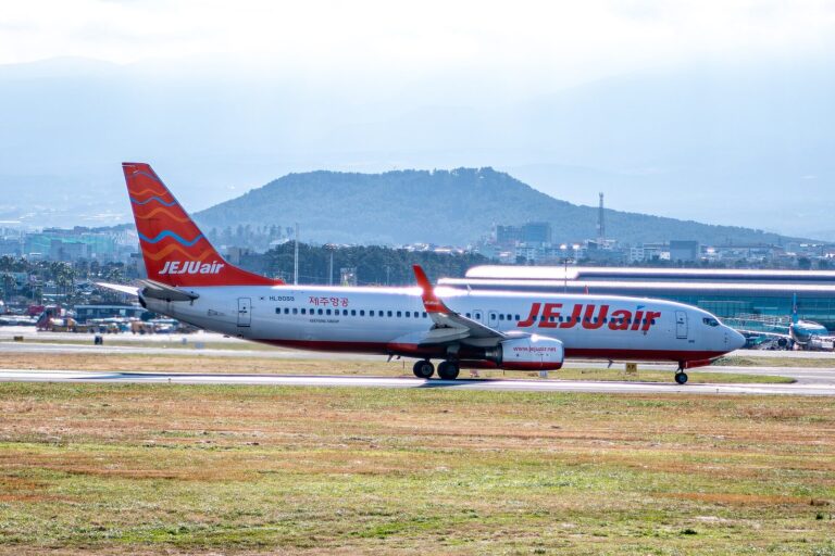 済州国際空港の滑走路を走るチェジュ航空のボーイング737-800（機体記号HL8088）