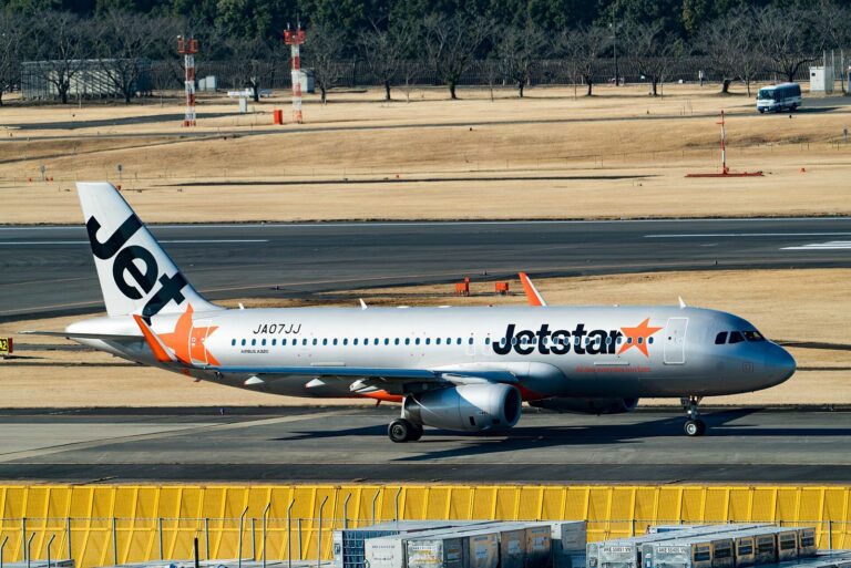 成田空港の誘導路を走るジェットスター・ジャパンのエアバスA320型機(機体記号JA07JJ)