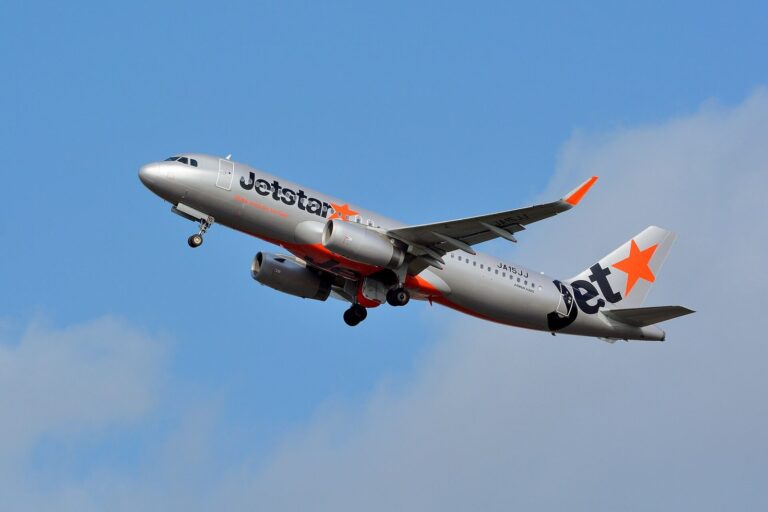 成田空港を離陸するジェットスター・ジャパンのエアバスA320型機(JA15JJ)