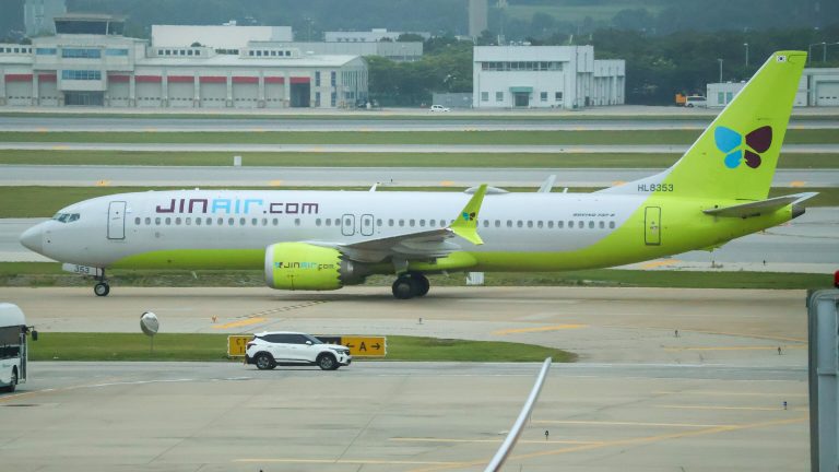 仁川空港の誘導路を進むジンエアーのボーイング737 MAX 8(HL8353)
