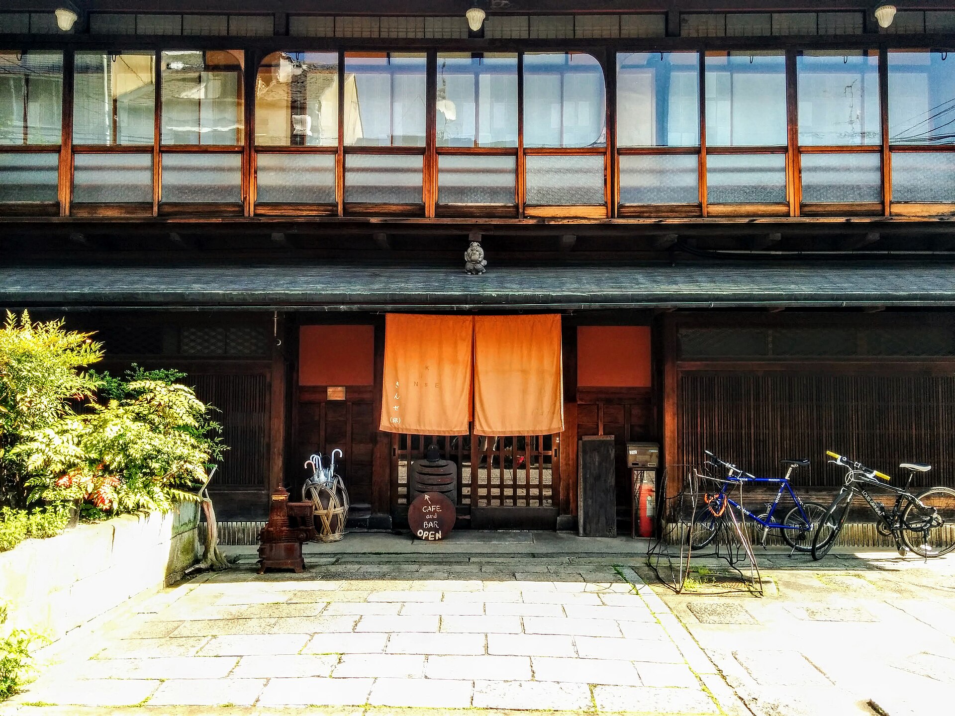 宿泊税の全国一覧2026|1泊50円〜1万円の税額・免税点・施行日 1 京都・島原のきんせ旅館の外観。格子の町家にのれんが下がる