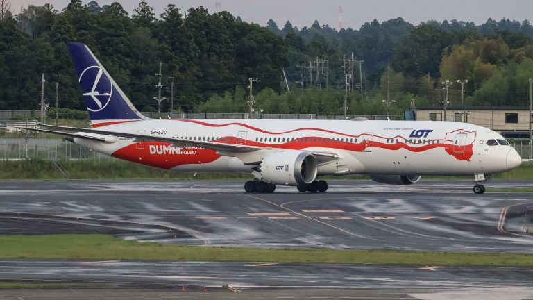 成田空港の誘導路を進むLOTポーランド航空のボーイング787-9(SP-LSC)