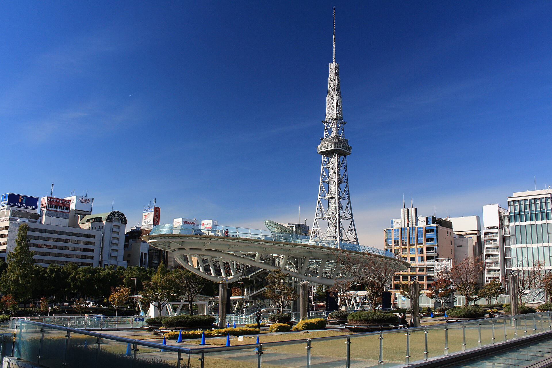 名古屋・栄の中部電力MIRAI TOWERと、手前のオアシス21の大屋根