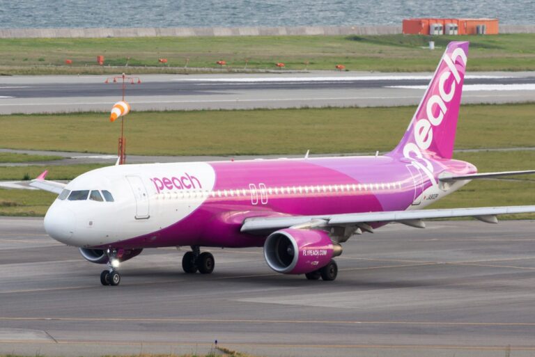 関西国際空港で札幌行きの出発に向かうPeach AviationのエアバスA320型機(機体記号JA802P)