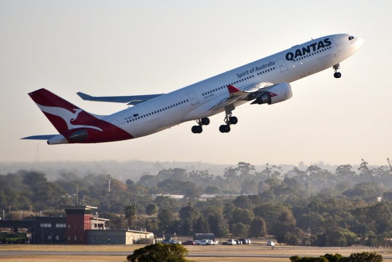 パース空港を離陸するカンタス航空のエアバスA330-300(登録記号VH-QPD)