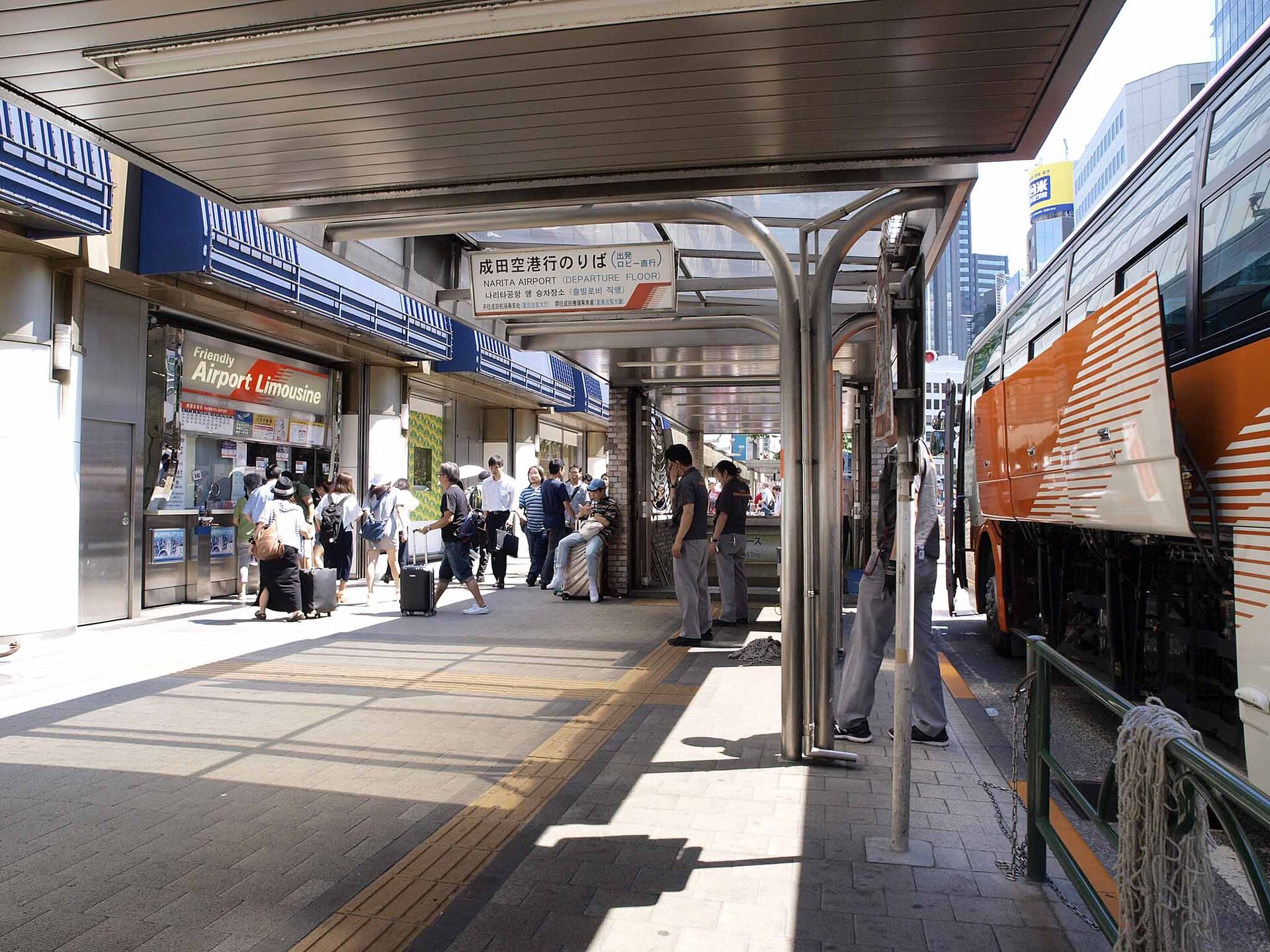 海外旅行のクレジットカードは何枚?複数枚持ちの保険と組み合わせ 1 新宿駅西口の成田空港行きリムジンバスののりばと券売所