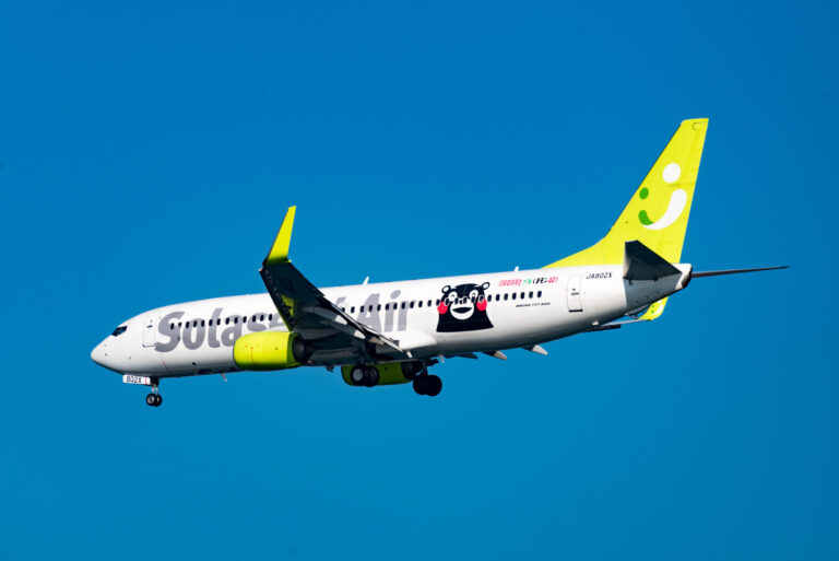 羽田空港の誘導路をタキシングするソラシドエアのボーイング737-800型機