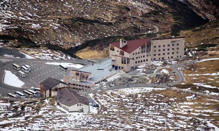 ホテル立山と室堂バスターミナル外観