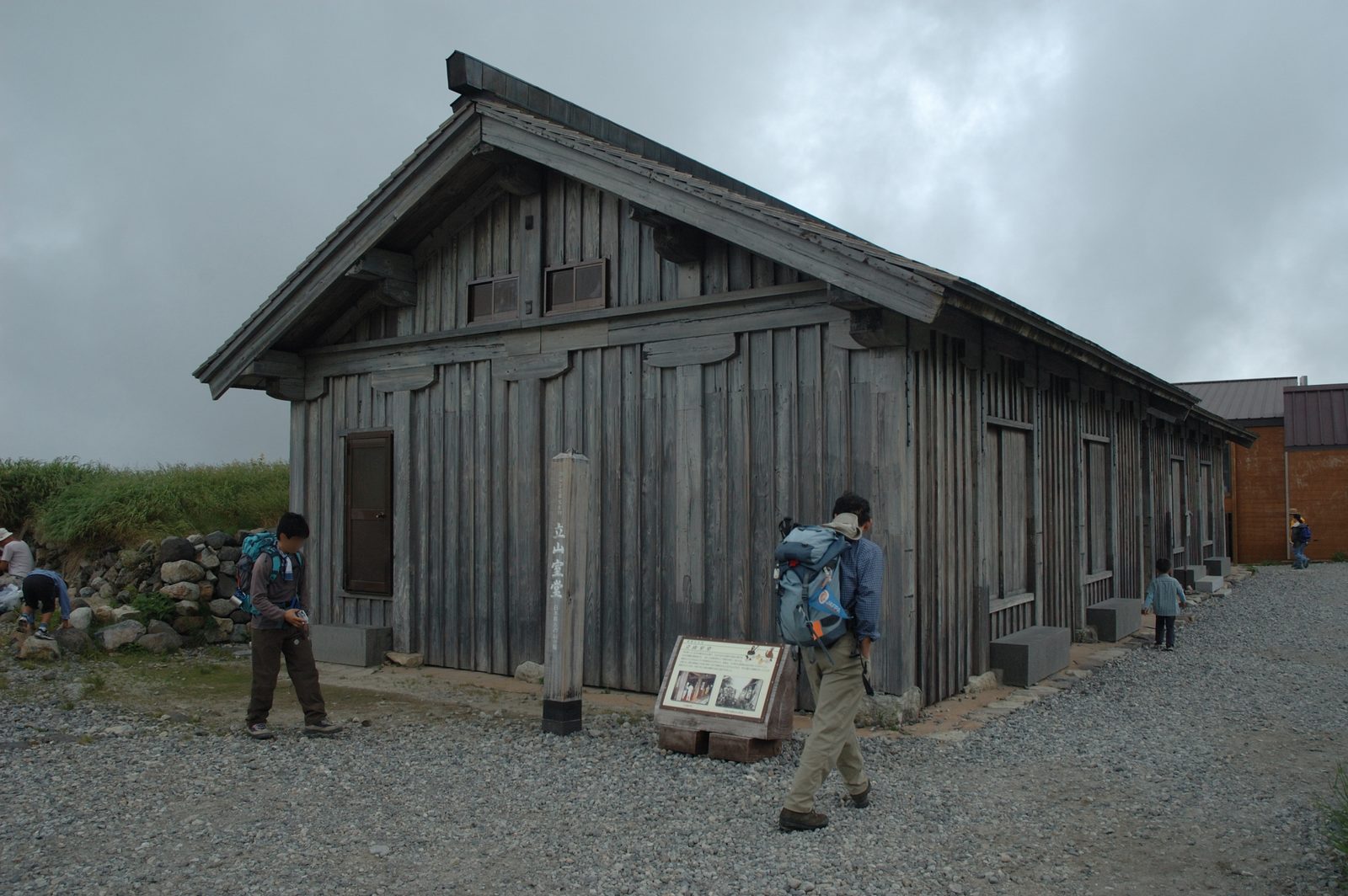 ホテル立山宿泊終了後の立山黒部アルペンルート1泊2日モデルプラン 2 立山室堂平のみくりが池と立山連峰