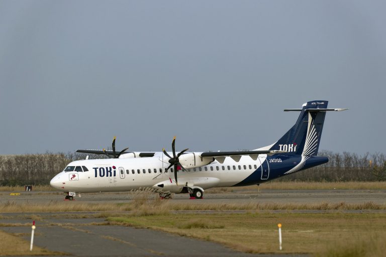 新潟空港の誘導路を進むトキエアのATR 72-600(JA01QQ)