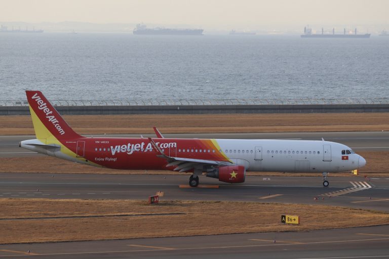 中部国際空港の誘導路を進むベトジェットエアのエアバスA321(VN-A633)