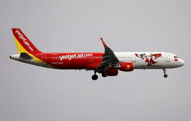 着陸態勢に入ったベトジェットエアのエアバスA321(機体記号VN-A657)