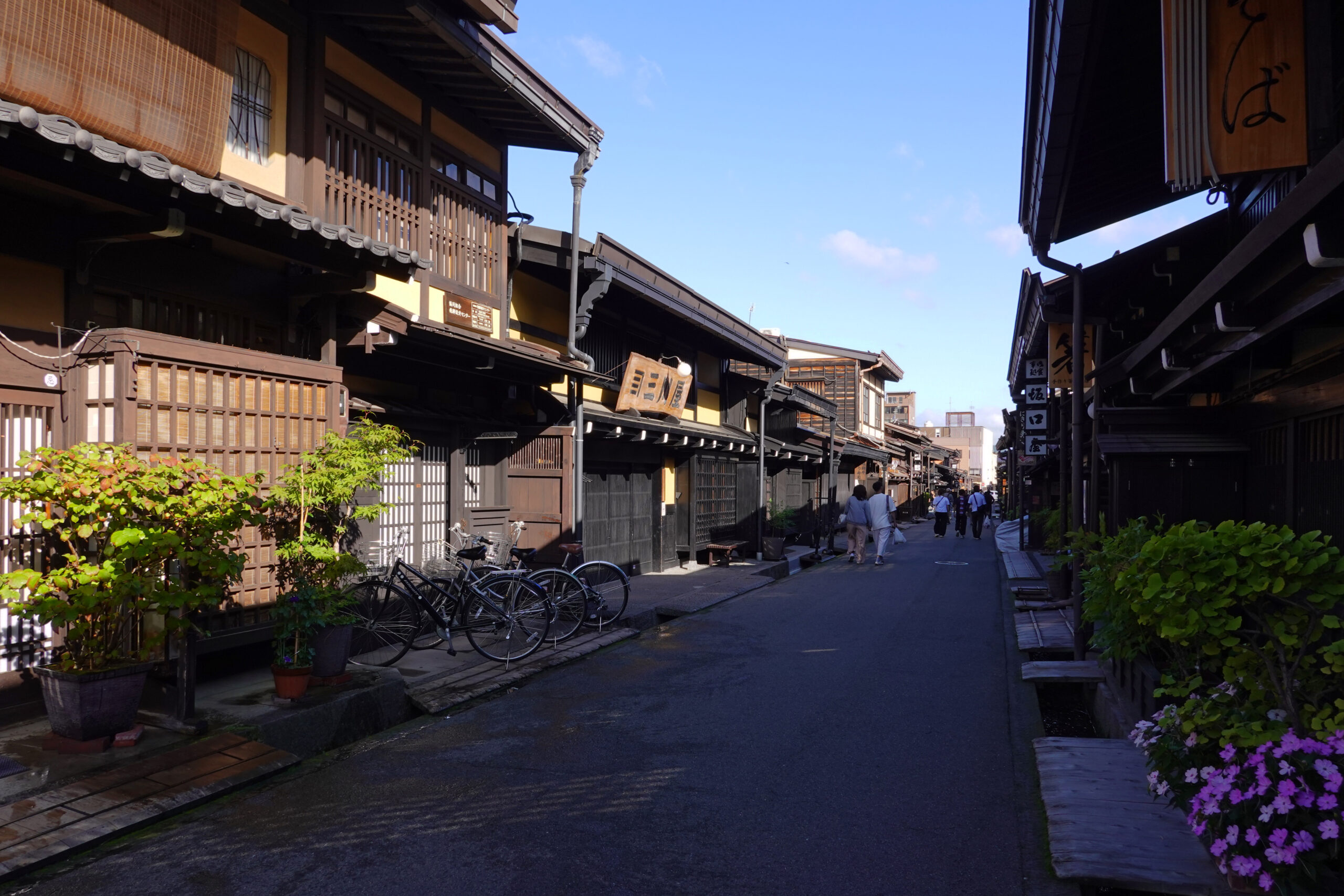 高山の古い町並みの通り