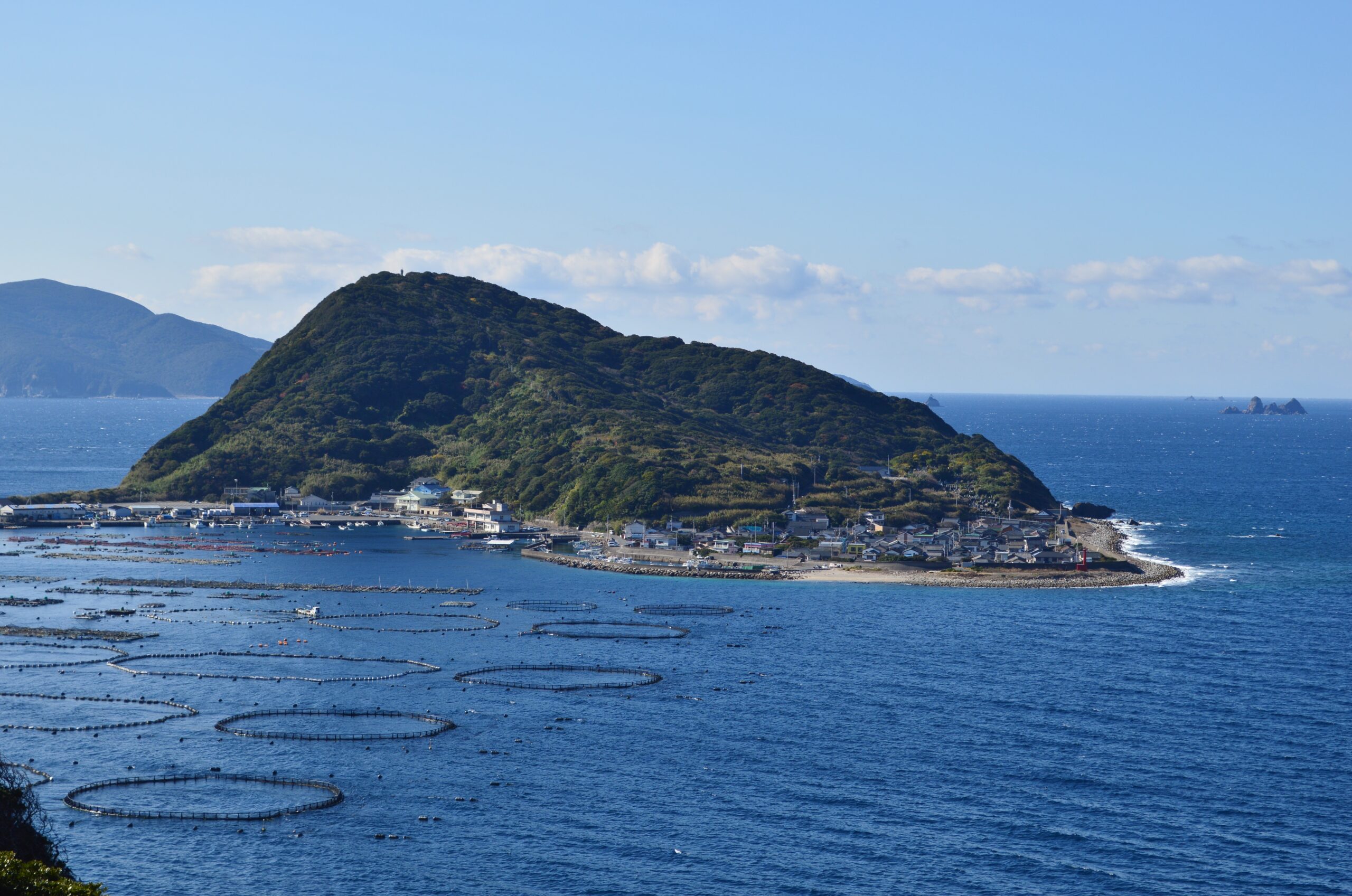 高知県大月町柏島の全景とエメラルドグリーンの海