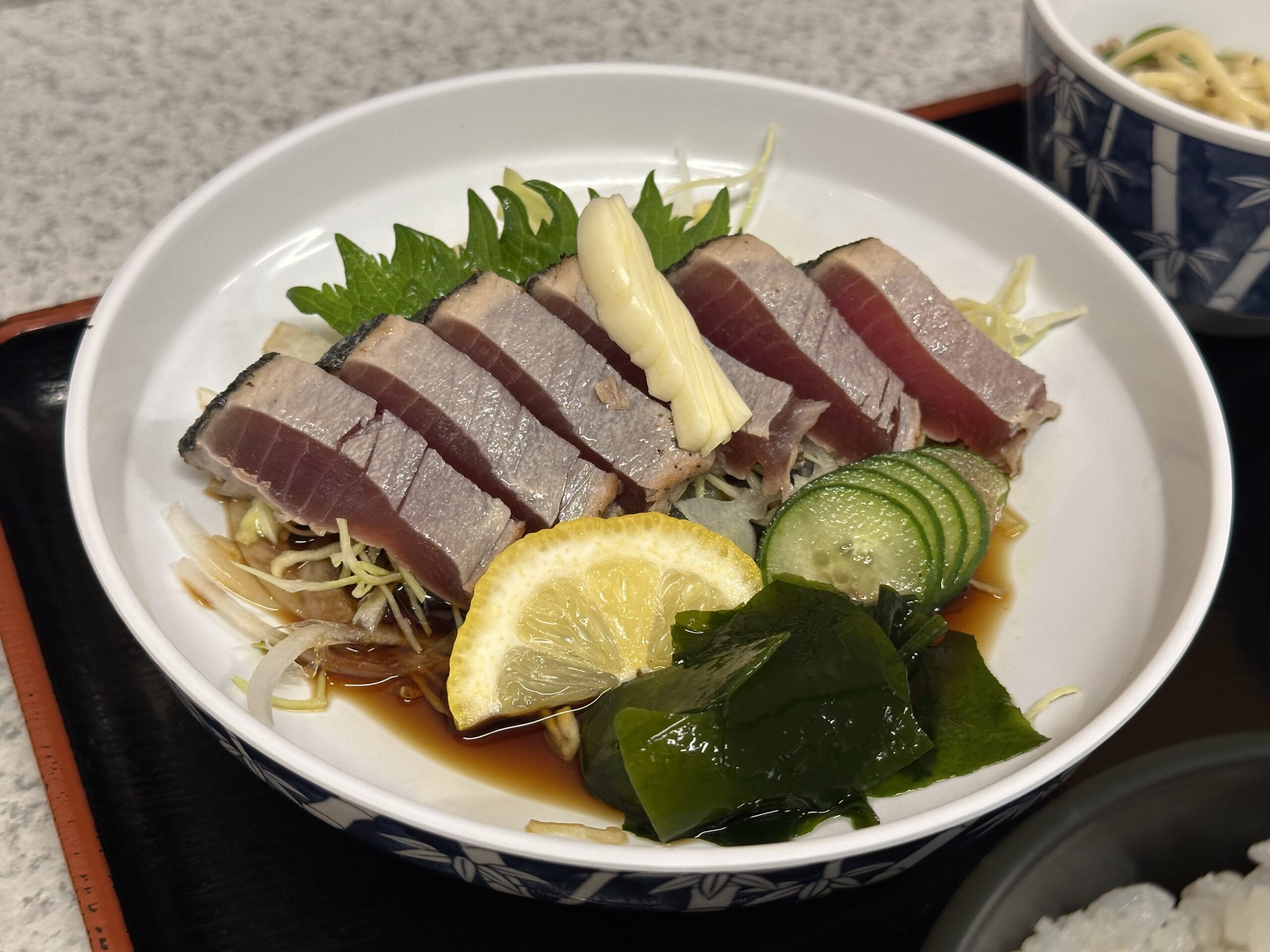 高知名物のカツオの藁焼きタタキ