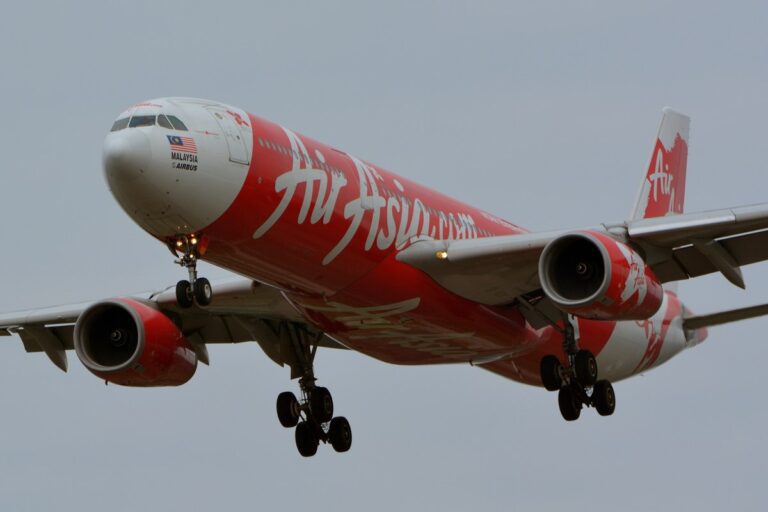 成田国際空港に着陸するエアアジアXのエアバスA330-300型機実機