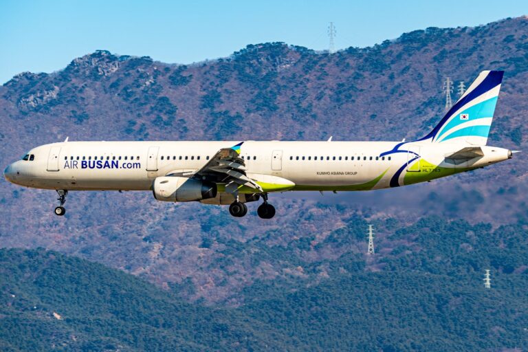 金海国際空港に着陸進入するエアプサンのエアバスA321-200型機(HL7763)