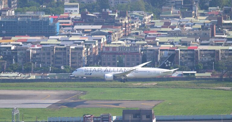 台北松山空港に着陸する全日本空輸のボーイング787-9型機（JA899A）